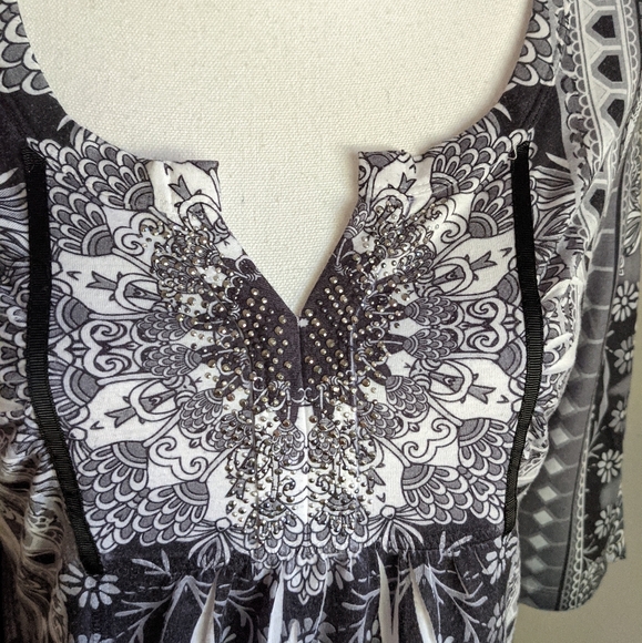 ONE WORLD Sublimation 3/4 Sleeve Top Women's XS Black White Embellishment 71 - Picture 3 of 6